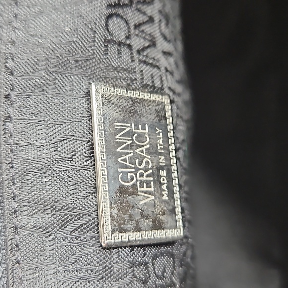 Authentic Gianni Versace 90's Leather Crossbody Shoulder Bag - Picture 13 of 16